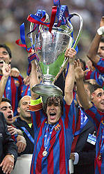 Puyol levanta la Copa. 